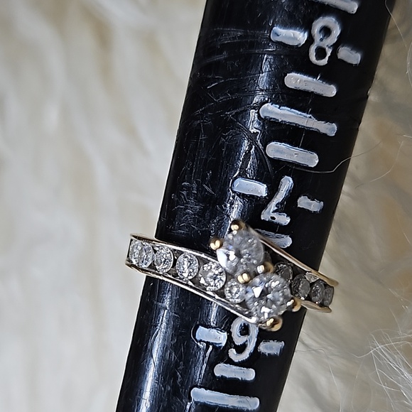 Ladies round brilliant natural diamond ring in 14 karat yellow and white gold. - Picture 8 of 8